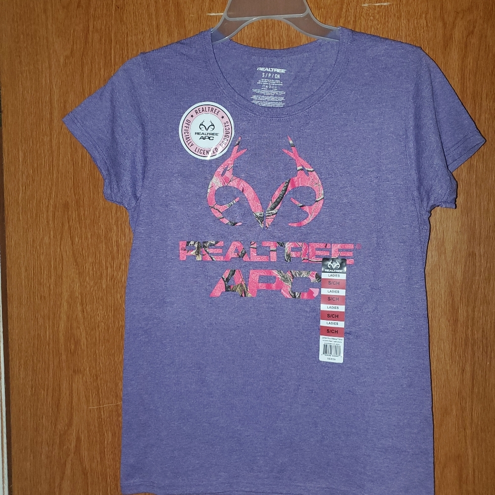 Woman's realtree t-shirt